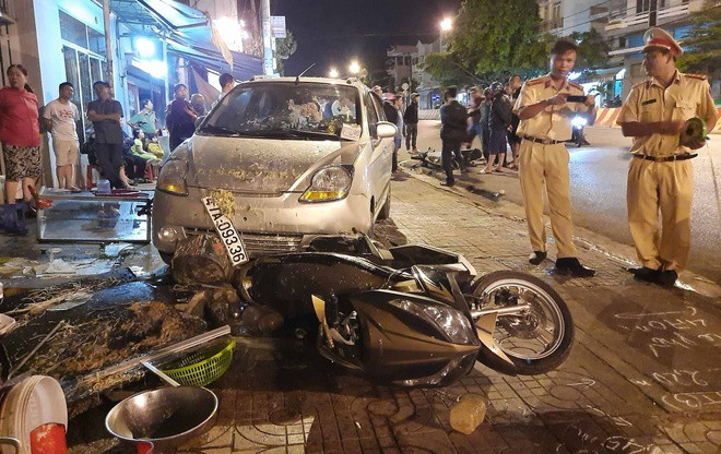 Video: Xe ben gay tai nan lien hoan, thuc khach cuong quyt thao chay