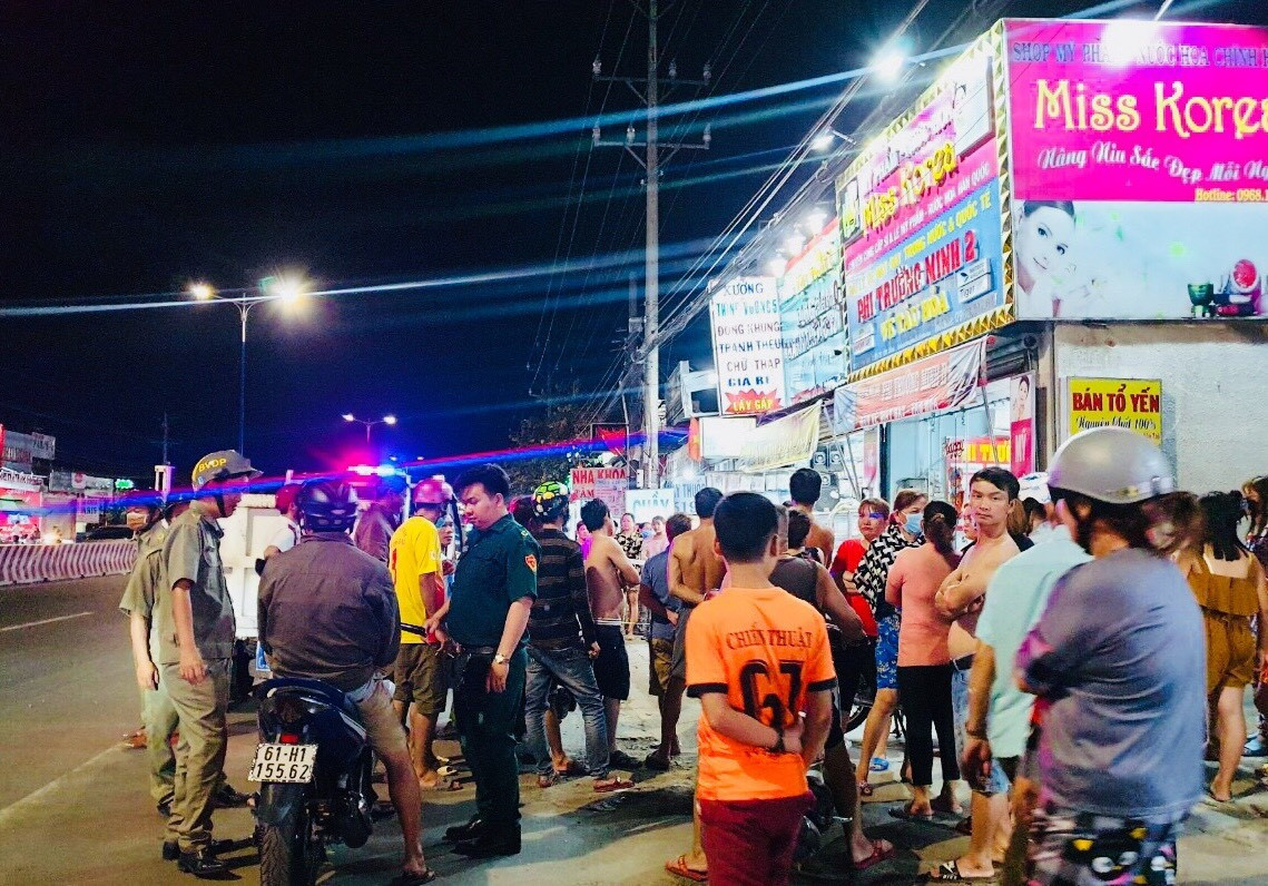 Người đàn ông chạy ra xe lấy dao rồi quay lại chém nhiều nhát vào người phụ nữ khiến nạn nhân gục trên vũng máu. Sau khi gây án, nghi can bỏ đi khỏi hiện trường. Nạn nhân được người dân hỗ trợ đưa đi cấp cứu trong tình trạng nguy kịch.