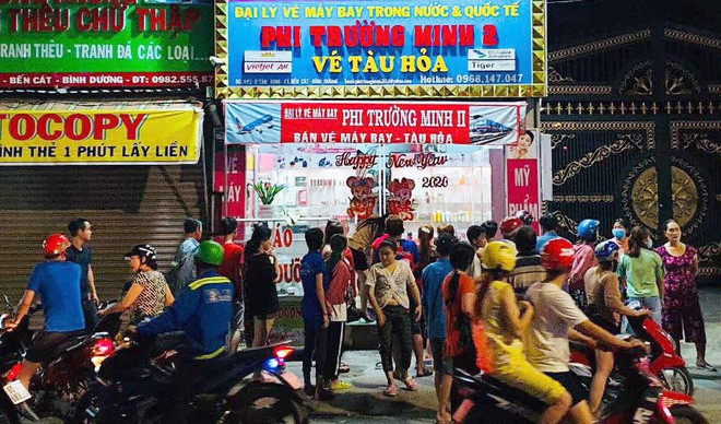  Chồng chém vợ cũ tại đại lý bán vé máy bay: Tối 18/2, tại một đại lý bán vé máy bay thuộc khu phố 2, phường Tân Định, thị xã Bến Cát, tỉnh Bình Dương. Khi đó, một người đàn ông khoảng 40 tuổi bước vào đại lý bán vé máy bay để nói chuyện với một phụ nữ. Sau đó, họ xảy ra mâu thuẫn. 