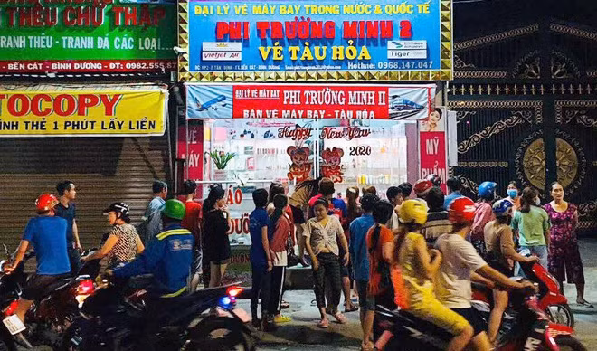  Chồng chém vợ cũ tại đại lý bán vé máy bay: Tối 18/2, tại một đại lý bán vé máy bay thuộc khu phố 2, phường Tân Định, thị xã Bến Cát, tỉnh Bình Dương. Khi đó, một người đàn ông khoảng 40 tuổi bước vào đại lý bán vé máy bay để nói chuyện với một phụ nữ. Sau đó, họ xảy ra mâu thuẫn. 