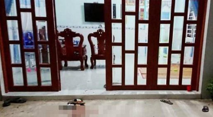 Lúc này, chị Huệ trả lời không có tiền mua gạo… Trong lúc cãi nhau, Cang bất ngờ dùng dao đâm vào lưng vợ. Chị Huệ bỏ chạy rồi ngã gục. Người thân đưa chị Huệ vào bệnh viện nhưng chị này đã tử vong trên đường đi cấp cứu. Sau khi gây án, Cang đến công an đầu thú và khai báo hành vi phạm tội.