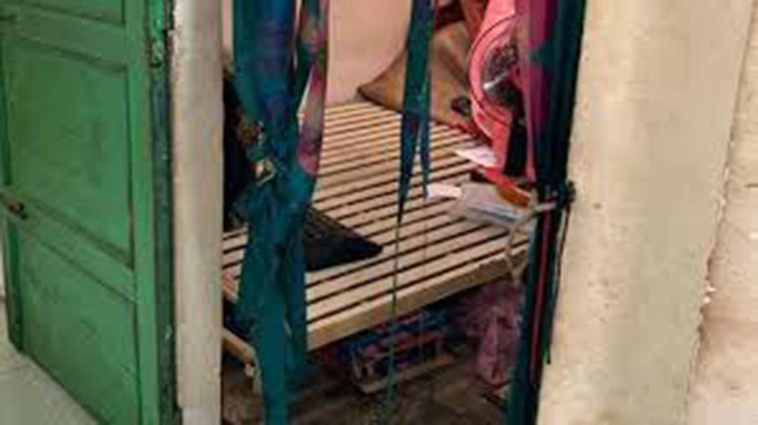 Người đàn ông này khai nợ tiền cờ bạc. Khi vợ không đưa tiền trả nợ và nói sẽ tìm nơi khác để, Đồng đã lấy dụng cụ chích điện tự chế cắm vào ổ điện đe dọa. Khi nạn nhân quả quyết không đưa tiền, quay lưng ngủ tiếp thì nghi can đã phóng điện nhiều lần. Gây án xong, ông Đồng kéo chăn lên người vợ rồi ra võng nằm ngủ.