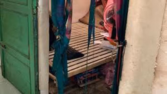 Người đàn ông này khai nợ tiền cờ bạc. Khi vợ không đưa tiền trả nợ và nói sẽ tìm nơi khác để, Đồng đã lấy dụng cụ chích điện tự chế cắm vào ổ điện đe dọa. Khi nạn nhân quả quyết không đưa tiền, quay lưng ngủ tiếp thì nghi can đã phóng điện nhiều lần. Gây án xong, ông Đồng kéo chăn lên người vợ rồi ra võng nằm ngủ.