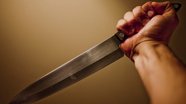 Khi người con mở cửa thì Phong chửi bới rồi cầm dao đuổi chém khiến người con ruột bỏ chạy. Chị Liên thấy nên chạy theo can ngăn chồng mình. Khi bắt kịp chị Liên ôm Phong lại thì Phong dùng dao đâm ngược về sau trúng vào vùng bụng của chị Liên khiến gục tại chỗ. Thấy vợ mất máu nên Phong cùng người thân đưa đi cấp cứu ở bệnh viện nhưng do vết thương quá nặng chị Liên đã tử vong.