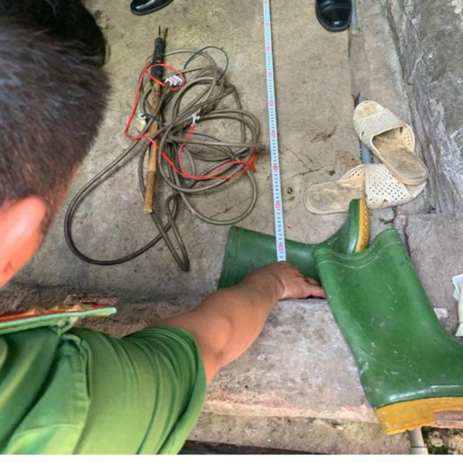  Chính điện giết vợ ngay trên giường vì không đưa tiền trả nợ: Sáng 3/2, người thân phát hiện bà L.T.N. 52 tuổi (trú tại hị trấn Long Hải, huyện Long Điền, tỉnh Bà Rịa - Vũng Tàu) tử vong trên giường ngủ. Vùng cổ bà N. có vết cháy nên báo Công an. Xác định bà N. tử vong do điện giật, công an đã mời Nguyễn Văn Đồng (chồng của nạn nhân) lên làm việc. 