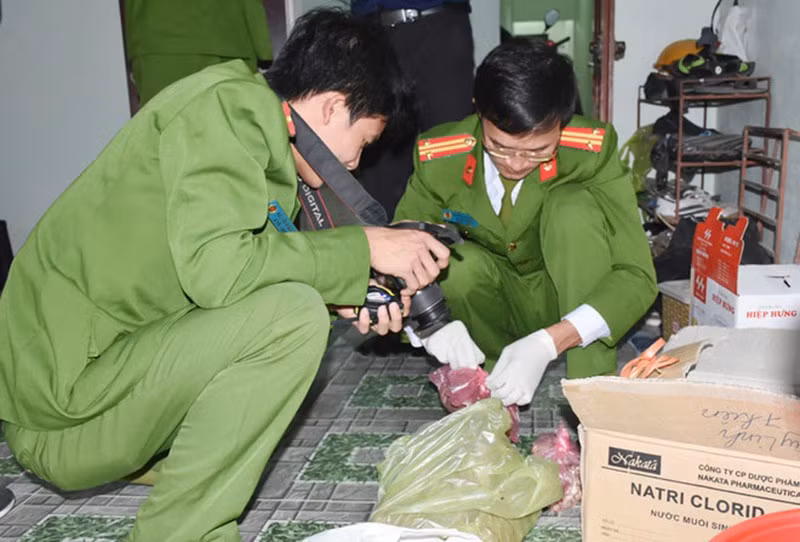 Theo những người hàng xóm, kẻ gây án là chồng cũ của nạn nhân. Cả 2 đã ly hôn được một thời gian dài.