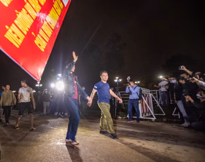 Những người dân Sơn Lôi đầu tiên bước qua hàng rào an ninh sau thời gian cách ly