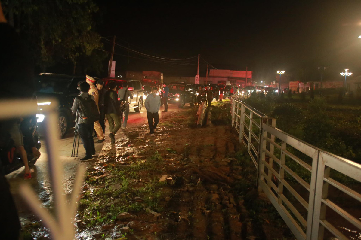 Nhiều người dân Sơn Lôi có mặt tại các lối ra vào để chia tay và nói lời cảm ơn các lực lượng làm nhiệm vụ.