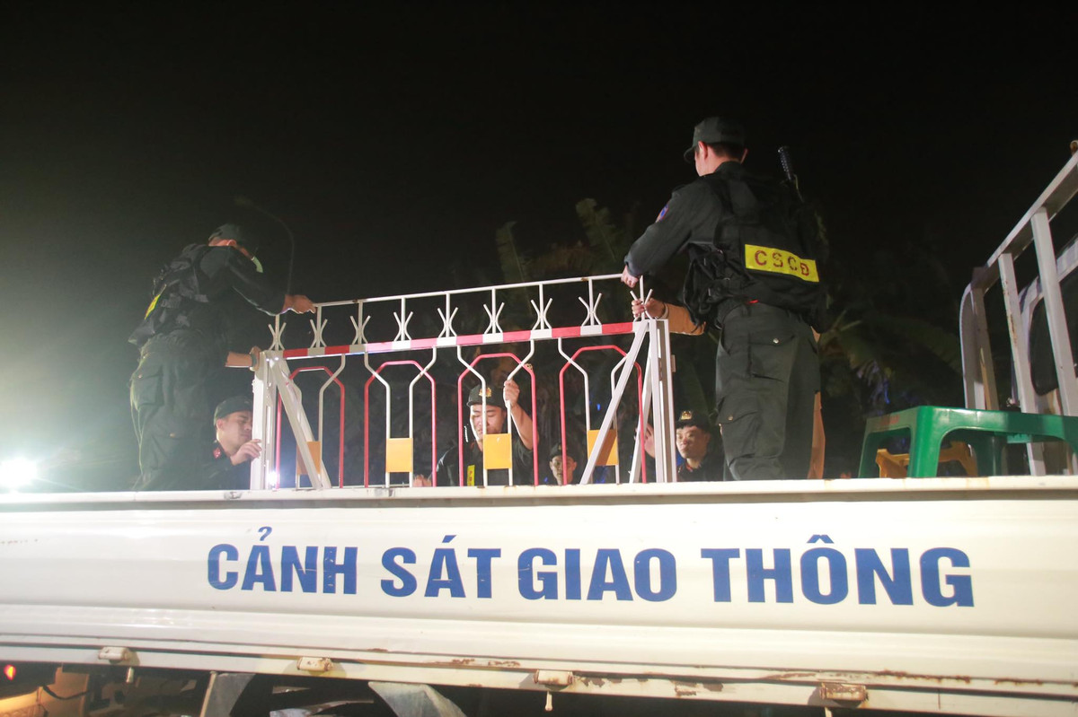 Barie được mở ra, kết thúc việc cách ly. Người dân từ nay ra vào xã bình thường.