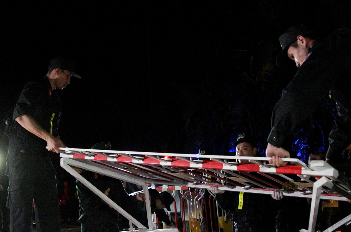 Song song với việc dỡ bỏ rào chắn ra vào xã, lực lượng hậu cần đã chuẩn bị sẵn phương tiện để chuyển các vật dụng, nhu yếu phẩm như bàn, ghế, chăn, gối, lều bạt về đơn vị.