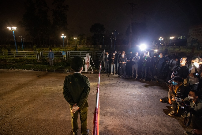 Người dân ra vào xã Sơn Lôi từ nay sẽ không còn qua kiểm soát, phun khử trùng