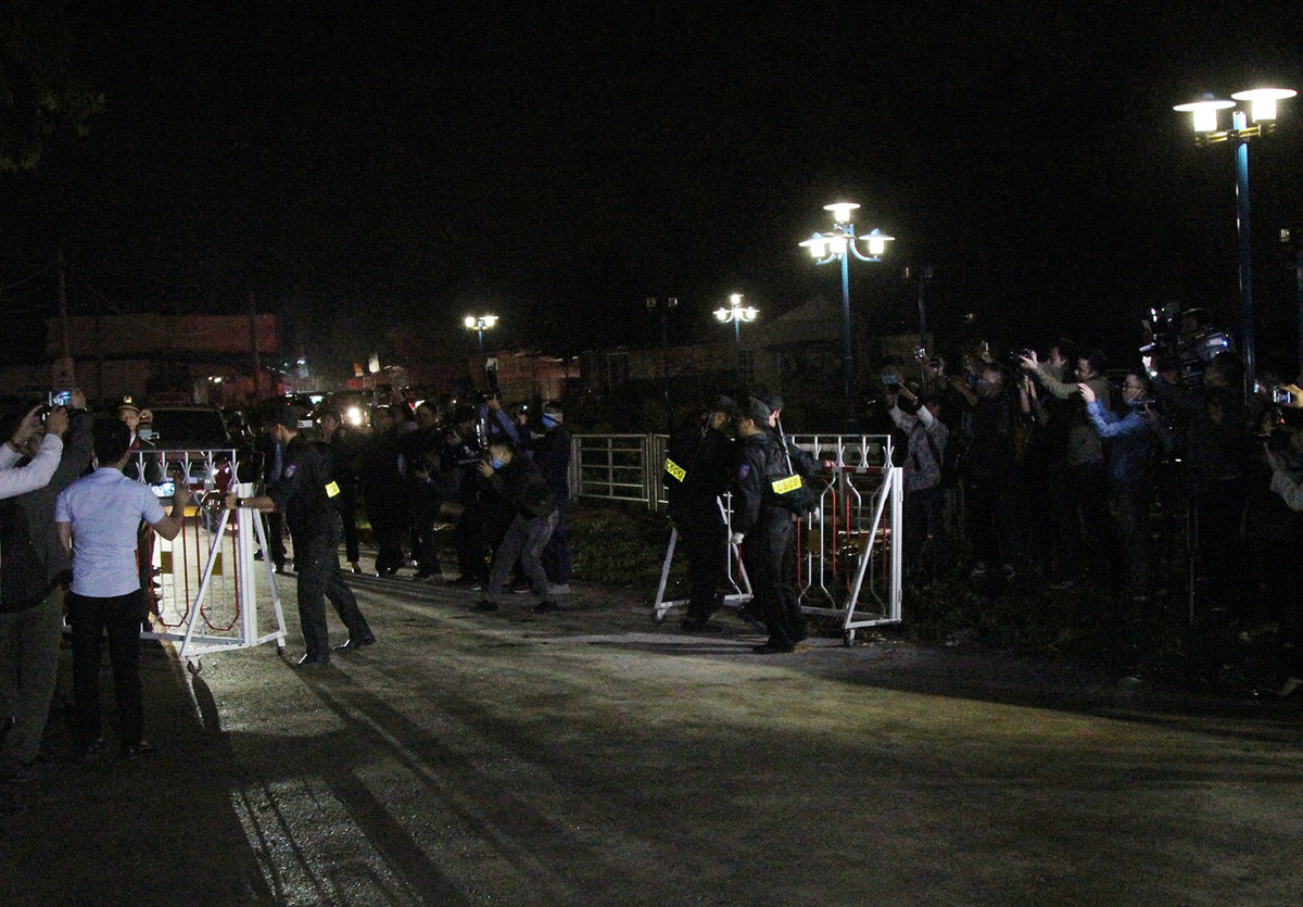 Công an tỉnh đã lập 12 chốt canh gác tại các điểm vào xã, có thời điểm huy động tới 500 cán bộ, chiến sỹ.