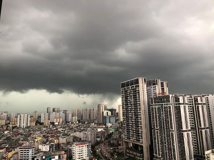 Khác với những cơn giông thường thấy, một bầu trời đặc sệt những đám mây đen kéo dài đến tận đường chân trời.