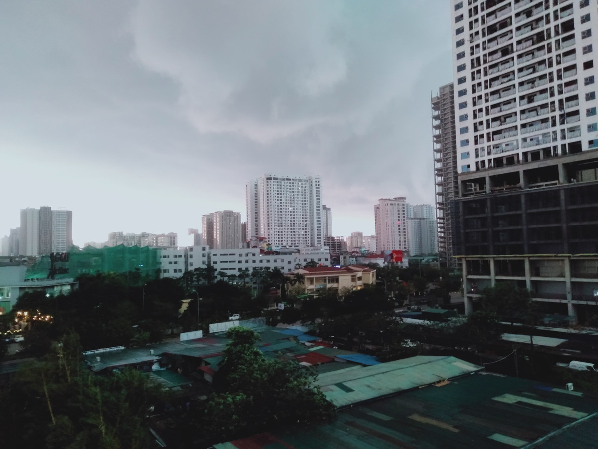 Do ảnh hưởng của hội tụ gió lên đến 5000m nên trong ngày hôm nay, ở Bắc Bộ có mưa rào và dông; từ đêm nay do kết hợp với không khí lạnh nên có mưa vừa, mưa to và dông, có nơi mưa rất to; Bắc Trung Bộ có mưa dông, từ chiều mai mưa mở rộng xuống Trung Trung Bộ. Trong mưa dông có khả năng xảy ra lốc, sét, mưa đá và gió giật mạnh.