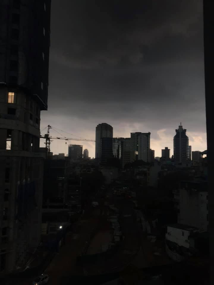 Tại khu vực Chùa Láng mây đen giăng kín lối.