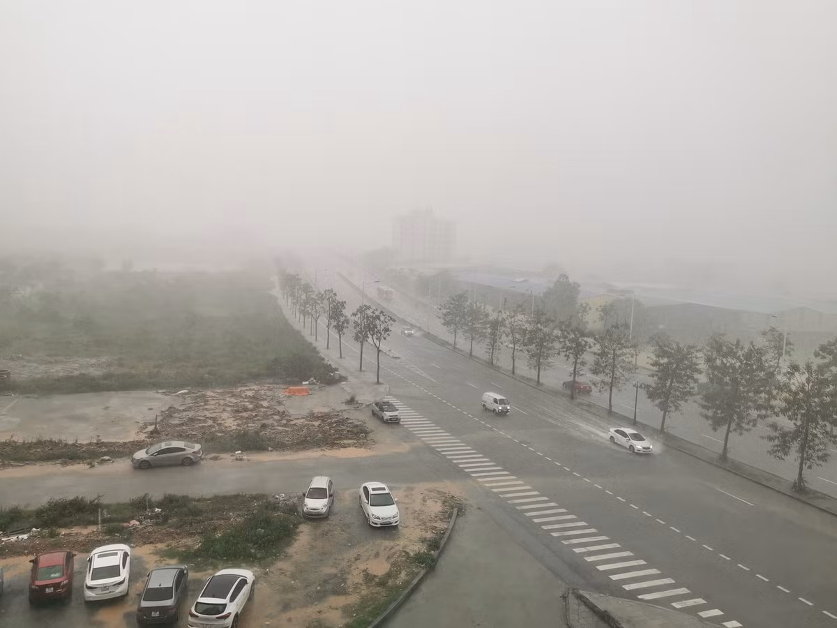 Từ trưa mai, ở vịnh Bắc Bộ gió chuyển hướng đông bắc mạnh cấp 6, giật cấp 7, biển động; khu vực Bắc Biển Đông gió đông bắc mạnh cấp 6, giật cấp 8, biển động. Khu vực Hà Nội: Có mưa, mưa vừa, có nơi mưa to và dông. Từ ngày mai trời chuyển rét với nhiệt độ thấp nhất khoảng 16-18 độ.