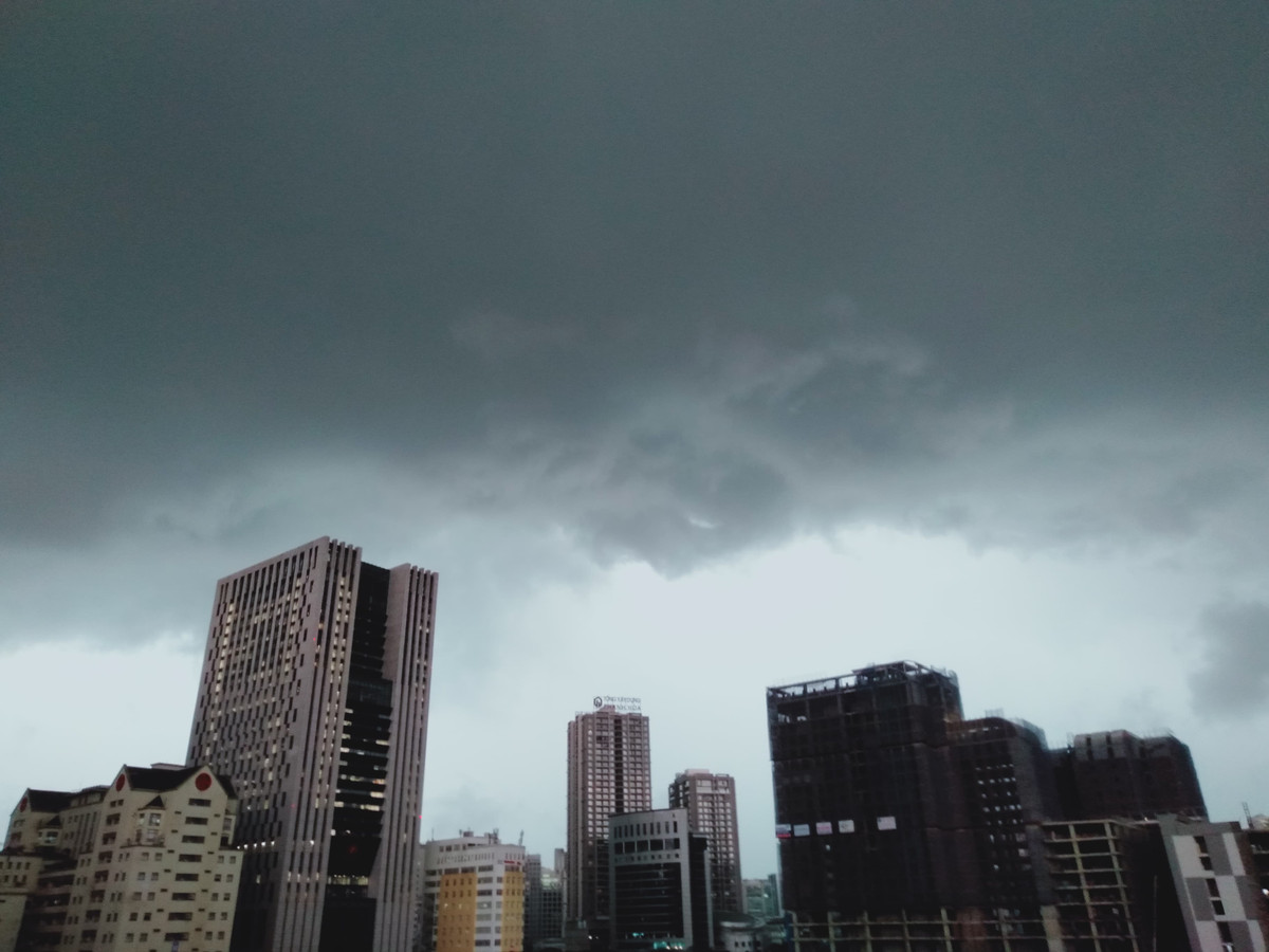 Khu vực quận Cầu Giấy trời vẫn vũ những đám mây.