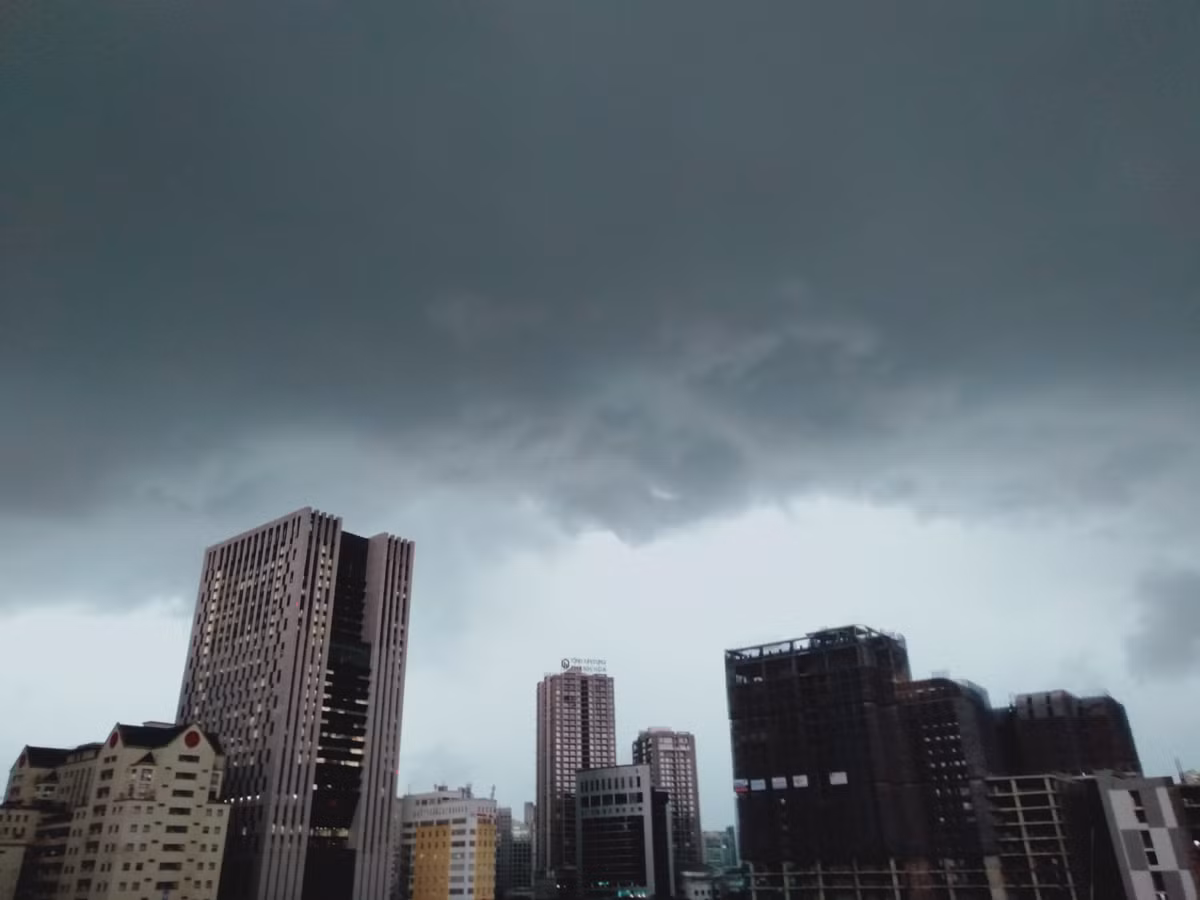 Khu vực quận Cầu Giấy trời vẫn vũ những đám mây.