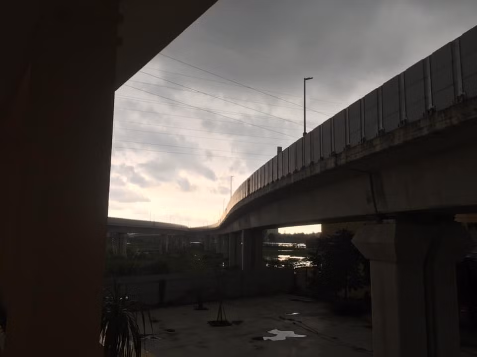 Hình ảnh được ghi lại khu vực ga bến xe Yên Nghĩa.