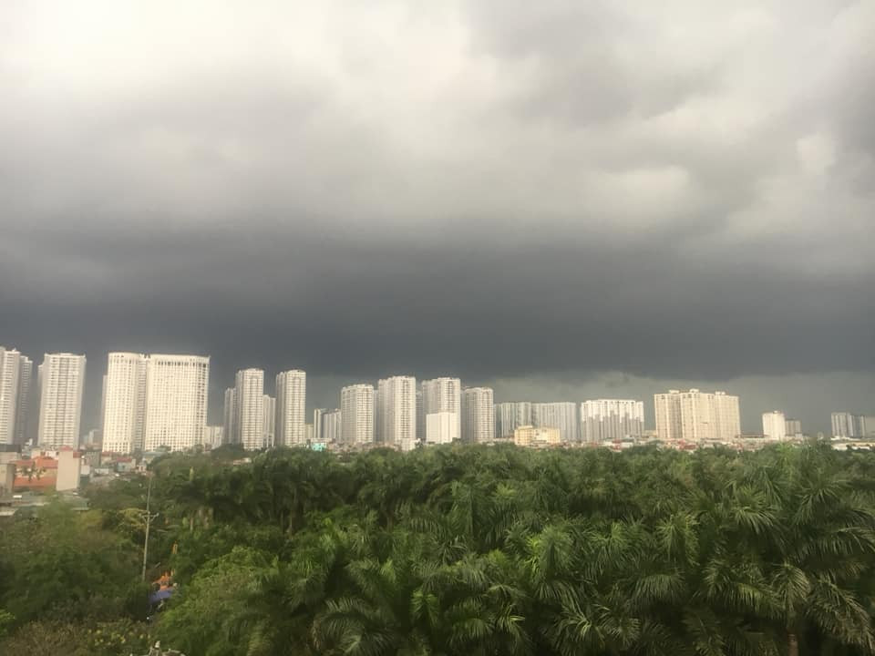 Bầu trời bỗng tối đen kịt tại Vinhomes Times City.