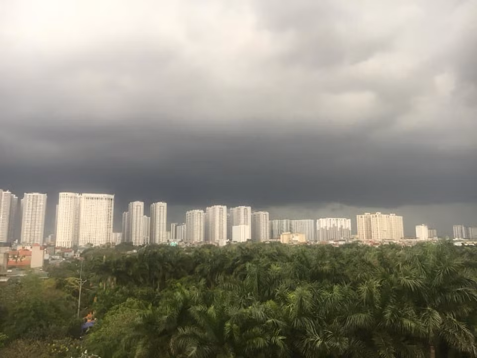Bầu trời bỗng tối đen kịt tại Vinhomes Times City.