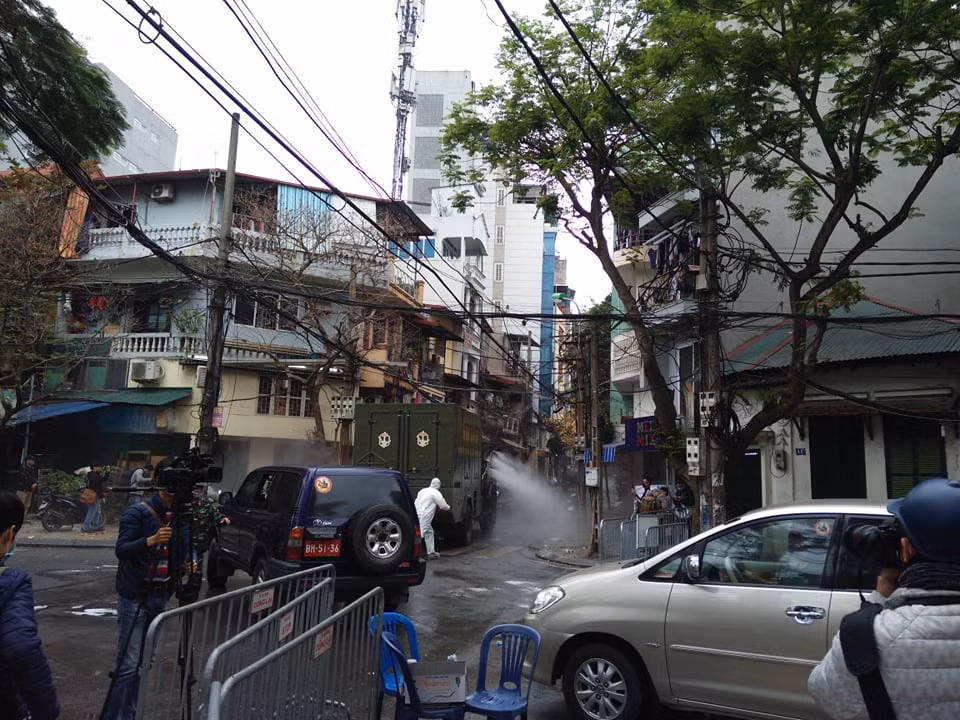 Bệnh nhân về nhà bằng xe riêng của gia đình, trong quá trình đi về và ở nhà đã chủ động đeo khẩu trang và hạn chế tiếp xúc với người xung quanh. Ngày 3/3/2020, bệnh nhân có biểu hiện sốt, đau mỏi người, ngày 4/3/2020 sốt tăng lên và đến khám bệnh tại Bệnh viện Bệnh nhiệt đới Trung ương cơ sở Kim Chung. 