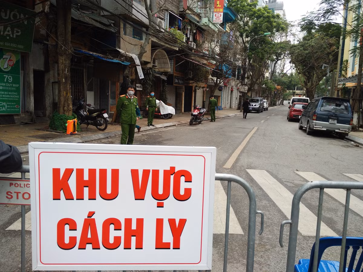 Binh chung Hoa hoc phun thuoc khu trung o khu pho cach ly COVID- 19