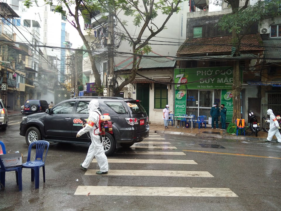 Ngày 28/2/2020, khởi bệnh với triệu chứng ho, đến ngày 1/3/2020, bệnh nhân có biểu hiện đau mỏi người và về nước trên chuyến bay VN0054 của VietnamAirlines, nhập cảnh tại sân bay Nội Bài, Hà Nội lúc 4h30 ngày 2/3/2020.