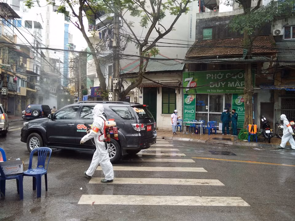 Ngày 28/2/2020, khởi bệnh với triệu chứng ho, đến ngày 1/3/2020, bệnh nhân có biểu hiện đau mỏi người và về nước trên chuyến bay VN0054 của VietnamAirlines, nhập cảnh tại sân bay Nội Bài, Hà Nội lúc 4h30 ngày 2/3/2020.