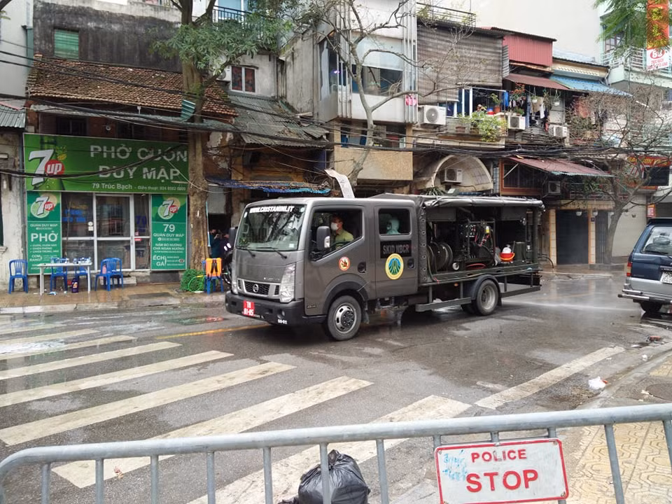 Đối với UBND thành phố Hà Nội, Ban Chỉ đạo Quốc gia yêu cầu chỉ đạo các đơn vị liên quan thực hiện: Phối hợp với các đơn vị thuộc Bộ Công an tổ chức điều tra, lập danh sách các trường hợp tiếp xúc gần với trường hợp bệnh (kể cả phi hành đoàn, tiếp viên và nhân viên phục vụ mặt đất tại sân bay Nội Bài), người đi cùng với trường hợp bệnh trên chuyến bay số hiệu VN0054 ngày 2/3/2020 của VietnamAirlines, xác định danh sách người nhập cảnh trên cùng chuyến bay vào Việt Nam để tổ chức cách ly, theo dõi sức khỏe theo quy định.
