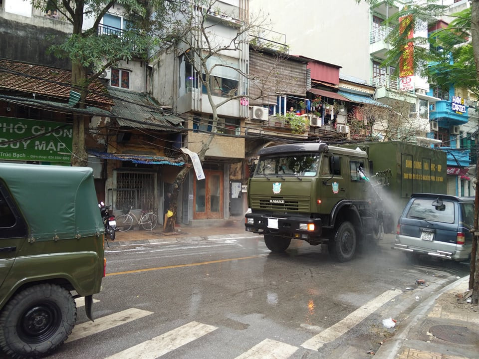 Tổ chức giám sát chặt chẽ hằng ngày tình hình sức khỏe của tất cả các hộ gia đình xung quanh nhà bệnh nhân, nếu phát hiện bất kỳ trường hợp nào có biểu hiện sốt, ho, hắt hơi, sổ mũi, mệt mỏi, ớn lạnh hoặc khó thở thì lập tức cho cách ly ngay tại cơ sở y tế và lấy mẫu bệnh phẩm để xét nghiệm. 