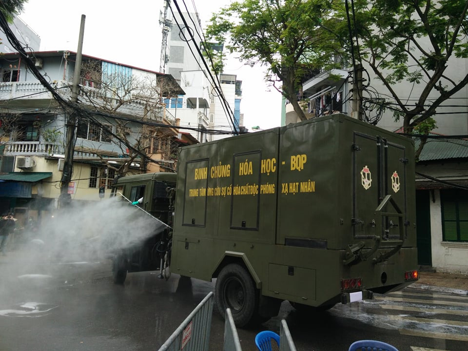 Thực hiện Công văn 79-CV/TW ngày 30/1/2020 của Ban Bí thư Trung ương Đảng và các Chỉ thị, công căn của Thủ tướng Chính phủ: Chỉ thị 05/CT-TTg ngày 28/1/2020, Chỉ thị 06/CT-TTg ngày 31/01/2020, Công điện 156/CĐ-TTg ngày 2/2/2020, Công văn số 164/TTg-KGVX ngày 3/2/2020, Chỉ thị số 10/CT-TTg ngày 25/2/2020 về việc đẩy mạnh phòng, chống dịch COVID-19, Ban Chỉ đạo Quốc gia điện và đề nghị Bộ Công an, Bộ Giao thông Vận tải; UBND thành phố Hà Nội triển khai ngay một số nội dung đề nghị điều tra, xử lý ổ dịch bệnh COVID- 19 tại Hà Nội. 