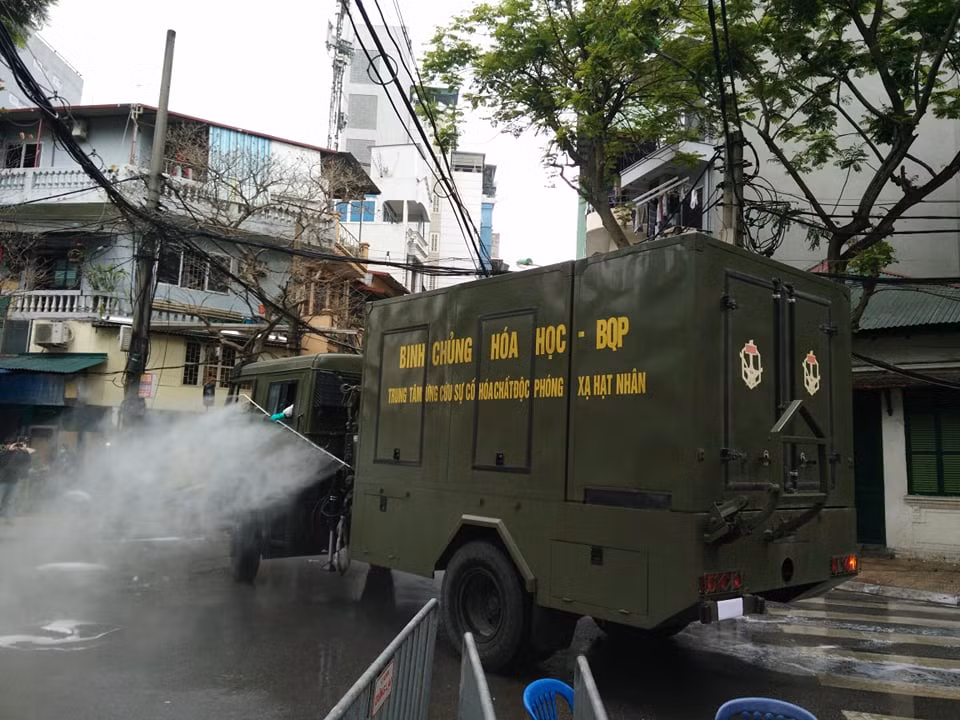 Thực hiện Công văn 79-CV/TW ngày 30/1/2020 của Ban Bí thư Trung ương Đảng và các Chỉ thị, công căn của Thủ tướng Chính phủ: Chỉ thị 05/CT-TTg ngày 28/1/2020, Chỉ thị 06/CT-TTg ngày 31/01/2020, Công điện 156/CĐ-TTg ngày 2/2/2020, Công văn số 164/TTg-KGVX ngày 3/2/2020, Chỉ thị số 10/CT-TTg ngày 25/2/2020 về việc đẩy mạnh phòng, chống dịch COVID-19, Ban Chỉ đạo Quốc gia điện và đề nghị Bộ Công an, Bộ Giao thông Vận tải; UBND thành phố Hà Nội triển khai ngay một số nội dung đề nghị điều tra, xử lý ổ dịch bệnh COVID- 19 tại Hà Nội. 