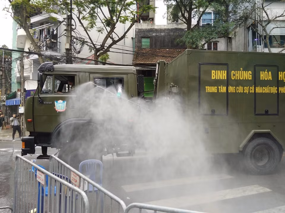 Ban Chỉ đạo cho biết, ngày 6/3/2020, hệ thống giám sát bệnh truyền nhiễm của Việt Nam đã ghi nhận trường hợp nữ, 26 tuổi, cư trú tại số 125 phố Trúc Bạch, phường Trúc Bạch, quận Ba Đình, thành phố Hà Nội.