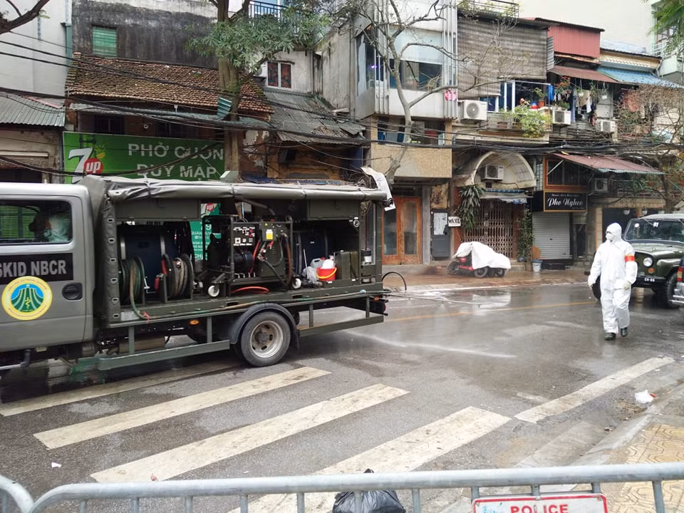 Binh chung Hoa hoc phun thuoc khu trung o khu pho cach ly COVID- 19-Hinh-2