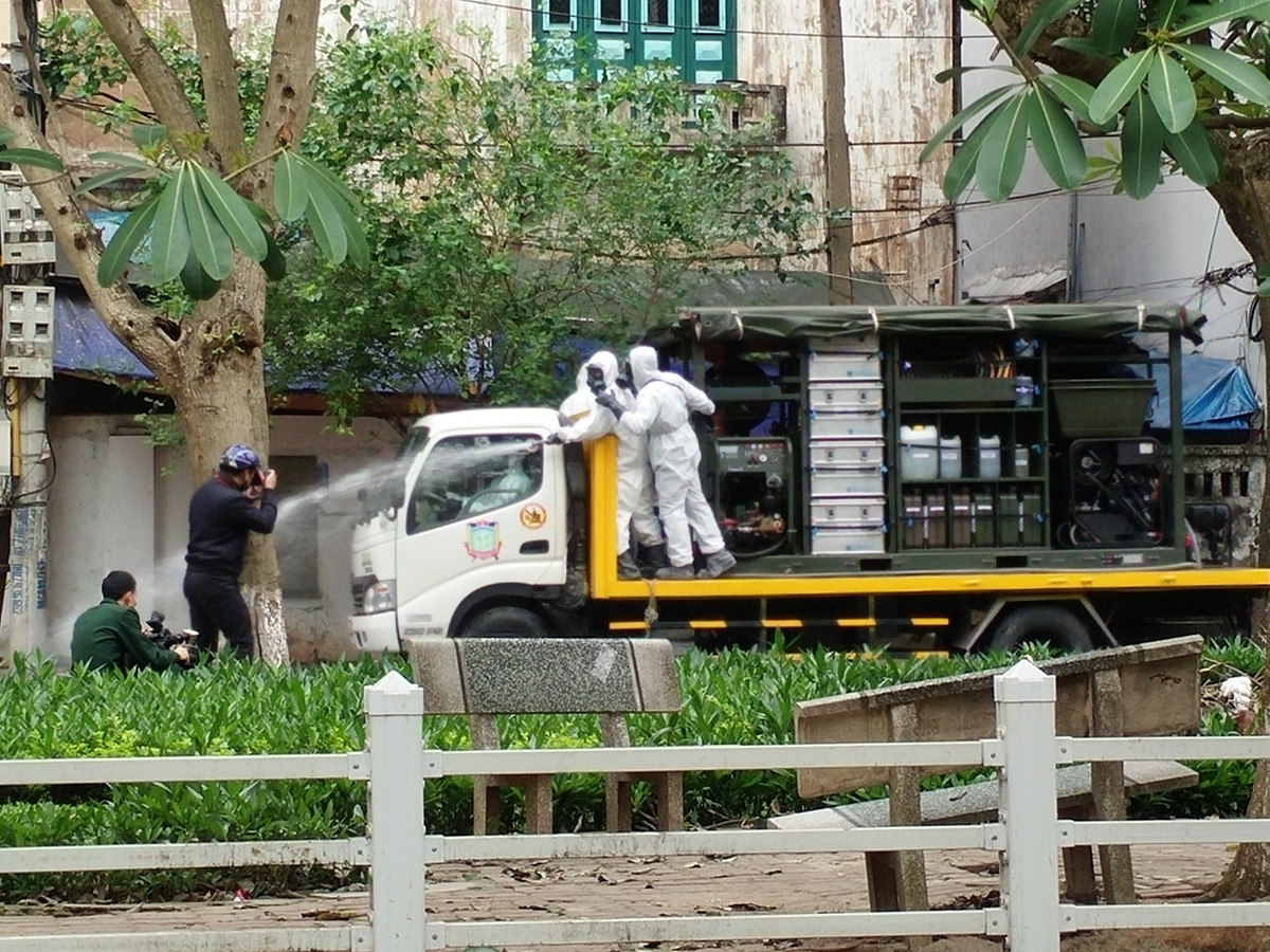 Tổ chức cách ly tại cơ sở y tế ngay đối với các trường hợp tiếp xúc gần với trường hợp bệnh và lấy mẫu để xét nghiệm tất cả các đối tượng này (bao gồm các thành viên sống cùng trong gia đình bệnh nhân) gửi về Viện Vệ sinh dịch tễ Trung ương để tiến hành xét nghiệm khẳng định.