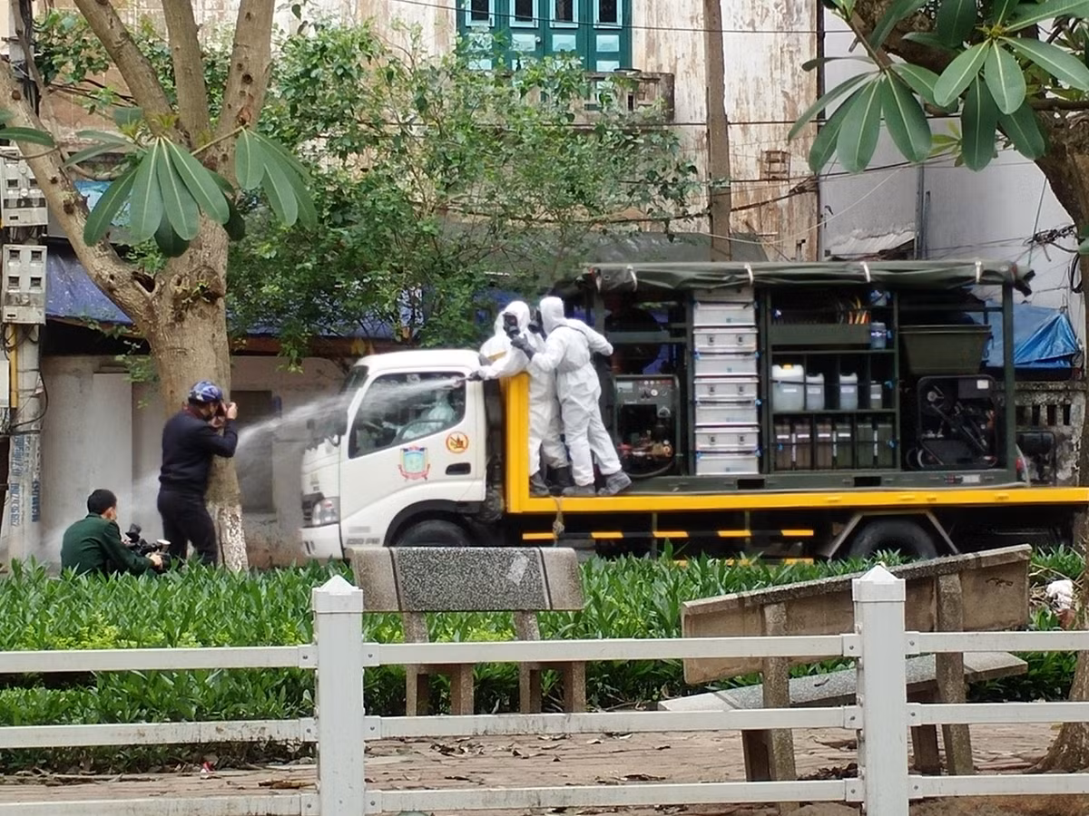 Tổ chức cách ly tại cơ sở y tế ngay đối với các trường hợp tiếp xúc gần với trường hợp bệnh và lấy mẫu để xét nghiệm tất cả các đối tượng này (bao gồm các thành viên sống cùng trong gia đình bệnh nhân) gửi về Viện Vệ sinh dịch tễ Trung ương để tiến hành xét nghiệm khẳng định.