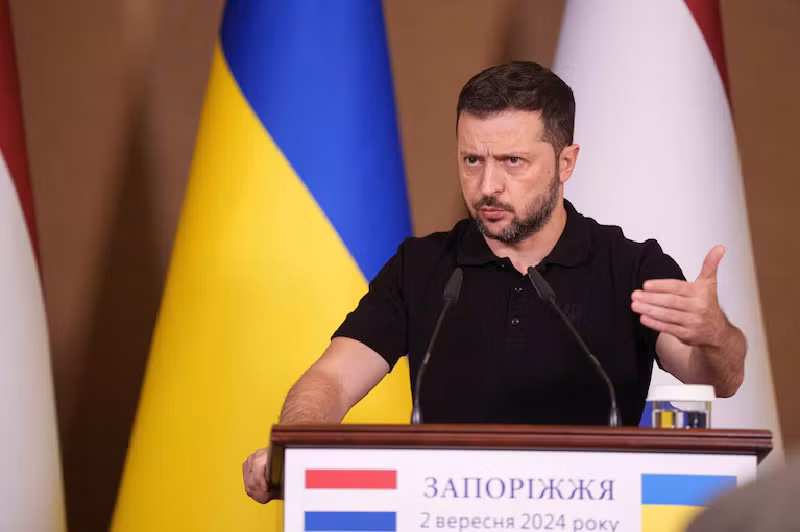 Tổng thống Zelensky đã ra lệnh “điều tra toàn diện và nhanh chóng” về những gì đã xảy ra, Cơ quan điều tra đã mở một vụ án hình sự và Bộ trưởng Quốc phòng Ukraine Rustem Umerov thông báo rằng Tổng Thanh tra Bộ Quốc phòng cũng đang phối hợp với các lực lượng thực thi pháp luật để tiến hành điều tra. Ngày 3/9, Lực lượng Vũ trang Liên bang Nga đã sử dụng hai tên lửa đạn đạo Iskander-M để không kích Poltava. Ảnh: AP.