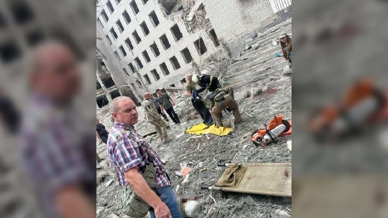 Tin tức mới nhất được truyền thông tiết lộ cho thấy, do sai sót trong việc ra quyết định của lãnh đạo cao nhất Quân đội Ukraine, một trung tâm huấn luyện của Quân đội Ukraine đã bị Quân đội Nga ném bom, khiến hơn 600 người thương vong cùng một lúc. Ảnh: RT.