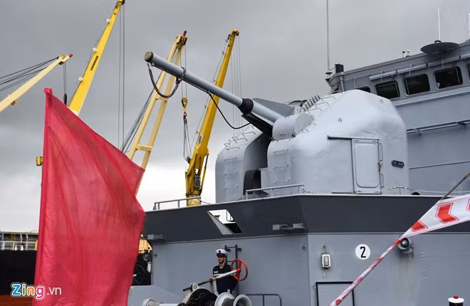 Tuần dương được trang bị một pháo hạm CADAM 100 mm có tốc độ bắn 78 phát/phút, với tầm bắn 6 km.