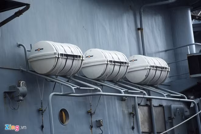 Trên tàu còn có hệ thống các phao cứu hộ phục vụ cho công tác cứu nạn, sơ tán người dân trong những trường hợp khẩn cấp.