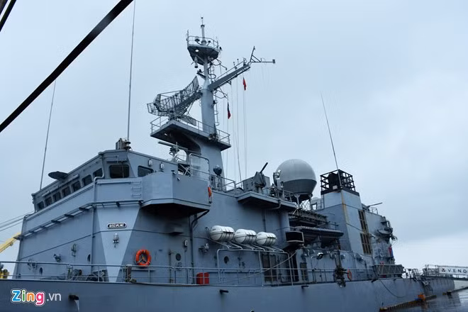 Vendémiaire (F734) dài 93,5 m, rộng 14 m, lượng giãn nước tiêu chuẩn 2.600 tấn và 2.950 tấn đầy tải.