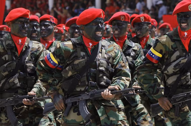 AK-103 hiện được xem là mẫu thành công nhất trong họ súng trường tiến công AK-100 Series khi được Venezuela mua hàng trăm nghìn khẩu (gồm cả mua giấy phép sản xuất trong nước), Ấn Độ mua một số lượng nhỏ lính đặc nhiệm MARCOS, Ả Rập Xê-út cũng mua số lượng cho lực lượng đặc nhiệm.