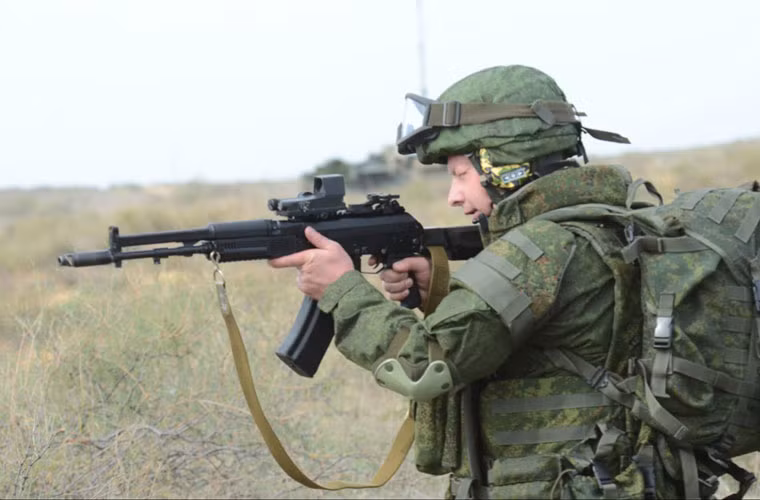 Chúng khác nhau chủ yếu về cỡ đạn, AK-107 dùng cỡ đạn 5,45x39mm chuẩn Nga trong khi AK-108 dùng đạn 5,56x45mm chuẩn NATO. Còn lại, chúng đều sử dụng hệ thống lên đạn kiểu tự động cân bằng lực giật (BARS), dùng nhiều bộ phận làm bằng sợi thủy tinh, nhựa tổng hợp.