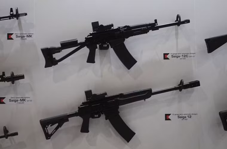 Ngoài các dòng súng quân dụng, Kalashnikov còn giới thiệu tới các khách hàng tiềm năng ở Đông Nam Á dòng súng dân sự Saiga. Nó dược thiết kế trên cơ sở khẩu súng huyền thoại AK-47 dành cho những người yêu súng.