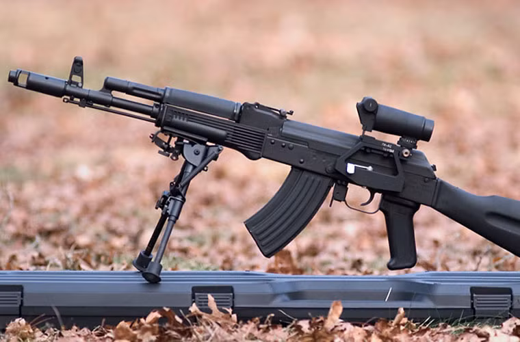 Biến thể AK-103 có thiết kế tương tự như AK-101 nhưng sử dụng hộp tiếp đạn cỡ nòng 7,62x39mm tiêu chuẩn của AK-47. Đáng lưu ý, AK-103 đã từng tham dự gói thầu mua súng trường tiến công mới ở Việt Nam. Tuy nhiên, vì nhiều lý do mà khẩu súng này đã thất bại trước dòng súng trường tiến công Galil ACE do Israel sản xuất.