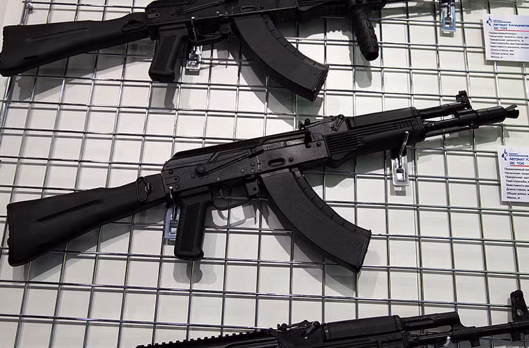 Biến thể AK-104 lại có thiết kế tương tự AK-102 nhưng sử dụng hộp tiếp đạn cỡ nòng 7,62x39mm. Tầm bắn hiệu quả với 2 biến thể trên tương ứng 1.000 mét và 500 mét.