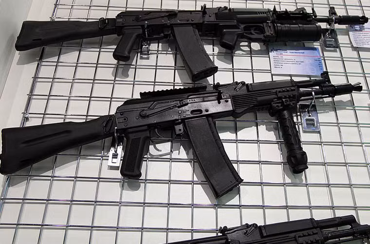 Trong đó, AK-101 (trên) và AK-102 (dưới) được thiết kế đặc biệt dành riêng xuất khẩu cho các nước thường sử dụng súng trường theo tiêu chuẩn NATO. Súng sử dụng hộp tiếp đạn 5,56x45mm 30 viên tiêu chuẩn NATO. AK-101 có chiều dài nòng súng 415mm, còn AK-102 có chiều dài nòng súng 314mm. Tầm bắn hiệu quả của AK-101 khoảng 1.000 mét, còn AK-102 khoảng 500 mét. Tốc độ bắn 40 viên/phút ở chế độ phát một, 100 viên/phút ở chế độ loạt ngắn 3 viên, 600 viên/phút ở chế độ liên thanh.