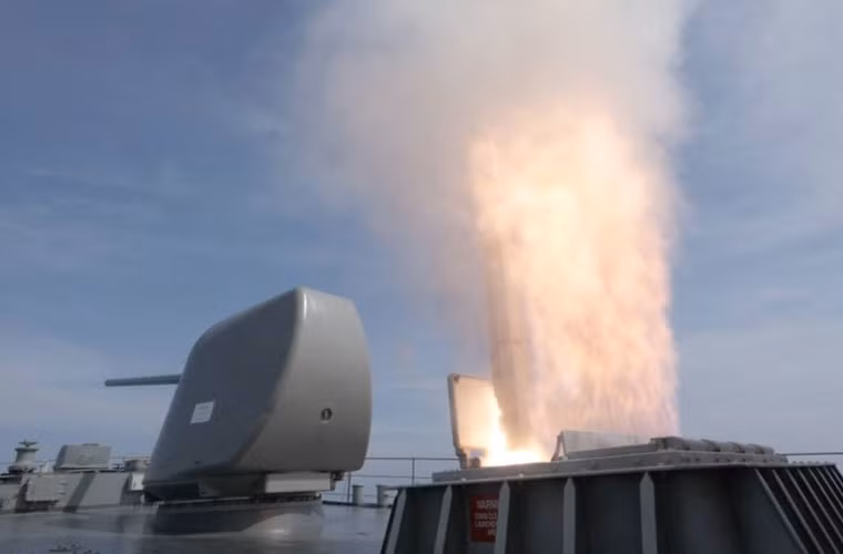 Trong cuộc tập trận CARAT 2015, tàu hộ vệ HTMS Naresuan đã bắn thành công tên lửa ESSM vào mục tiêu bay không người lái được bắn từ tàu USS German Town.