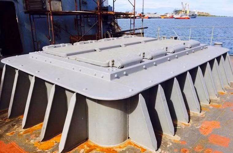 Cận cảnh bệ phóng thẳng đứng Mk25 thuộc hệ thống phóng đa năng Mk41 (mỗi bệ Mk25 chứa đến 4 đạn tên lửa RIM-162 ESSM) trang bị trên tàu hộ vệ HTMS Naresuan thuộc Type 025T của Hải quân Hoàng gia Thái Lan.